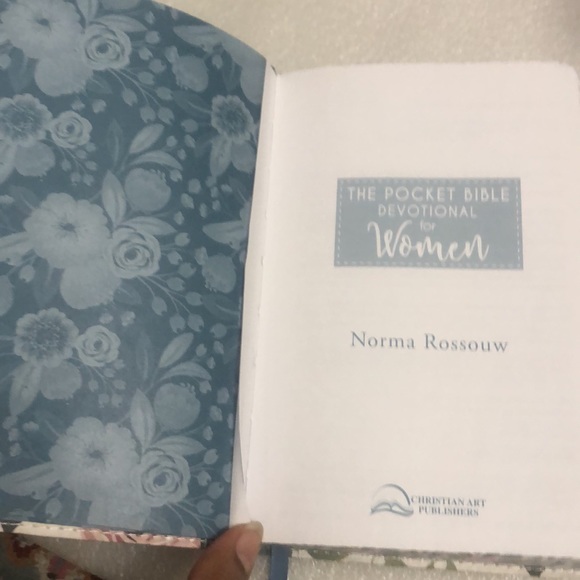 The pocket Bible Devotional for Women - Picture 12 of 12